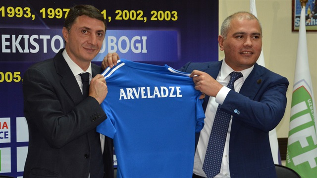 Şota Arveladze, Özbekistan'ın Pakhtakor takımıyla 1.5 yıllık resmi sözleşme imzaladı. 