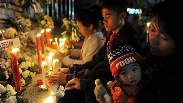 Families of the 2002 Bali bomb blasts victims light candles to commemorate the 13th anniversary of the bombings, at Bali Bombing Memorial in Kuta, on Indonesia's Bali island October 12, 2015.