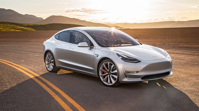 Tesla Model 3’ün yeni fotoğrafları paylaşıldı