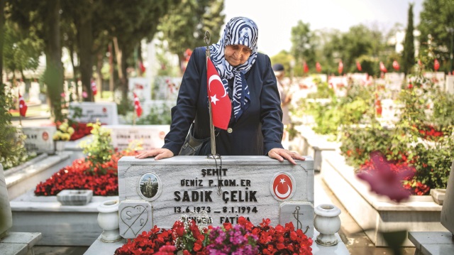 Şehit Er Sadık Çelik'in annesi Hanife Çelik 23 yıldır bayramlarını hep şehitlikte geçirdiklerini söyledi.