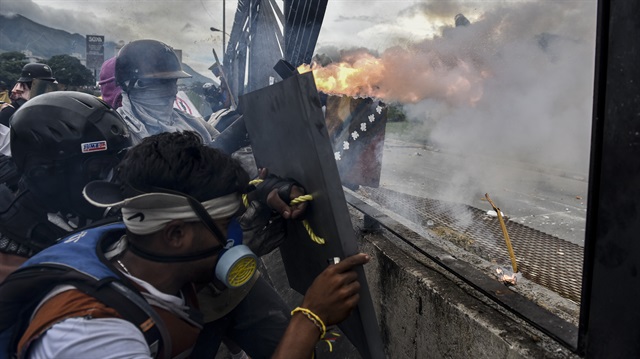 Venezuela'da Maduro hükümeti karşıtı gösteriler sürüyor. 

