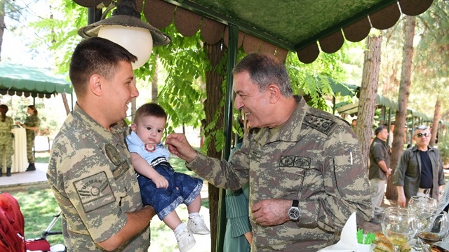 Orgeneral Akar Siirt’te asker ve güvenlik korucularıyla bayramlaştı