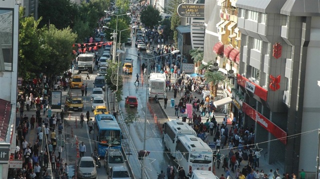 Son bir ay içerisinde Saray ilçesindeki Kapıköy Sınır Kapısından 19 bin 408 turistin giriş yaptığı Van'da, Farsça duyurularla ürünlerini satmaya çalışan esnafın yüzü güldü.