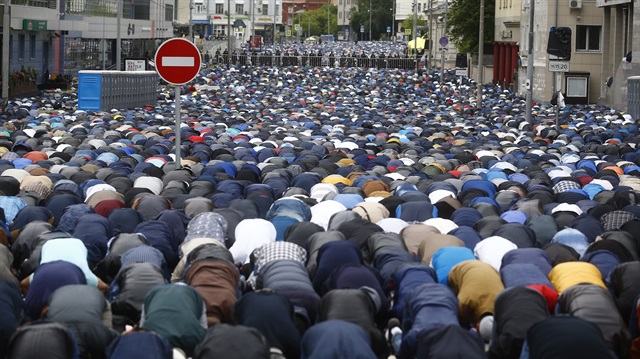 Moskova'da Müslümanlar sokaklara sığmadı . 