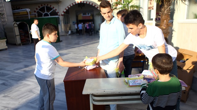 توزيع هدايا على الأطفال بعد صلاة العيد في إسطنبول