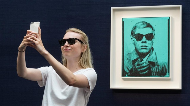 ​Müzayedede satışa çıkarılan eserler arasında Ressam Andy Warhol'un ipek baskı portresi de bulunuyor. ​