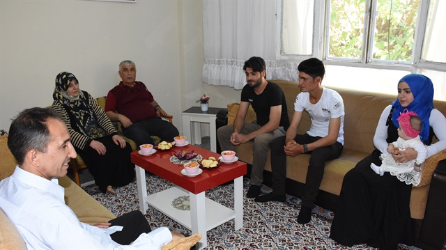 أتراك يعايدون السوريين بمنازلهم في "باطمان" التركية