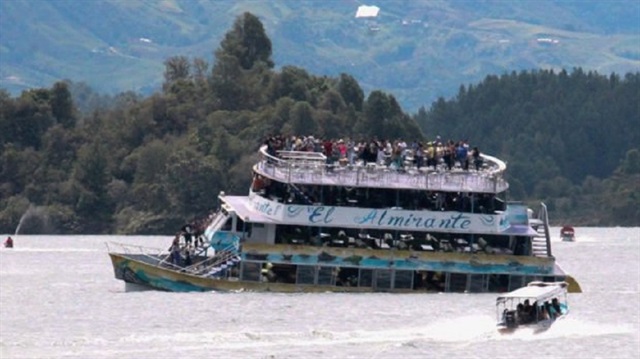 A tourist boat sank in a reservoir in north-central Colombia, killing six people.