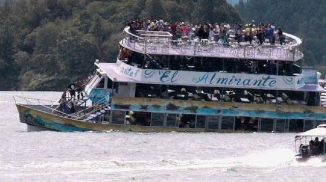 Kolombiya'nın Guatape kentinde baraj gölünde turistleri taşıyan teknenin batması sonucu 6 kişi yaşamını yitirdi, 31 kişinin aranmasına ise devam ediliyor.