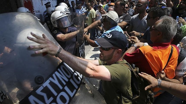 Atina'da İçişleri Bakanlığı'na yürüyen işçiler ile polis arasında arbede yaşandı. 