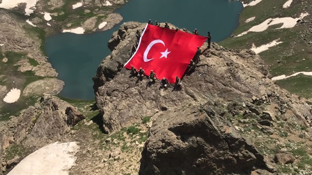 Mehmetçik İkiyaka Dağları'nda dev Türk bayrağı açtı.