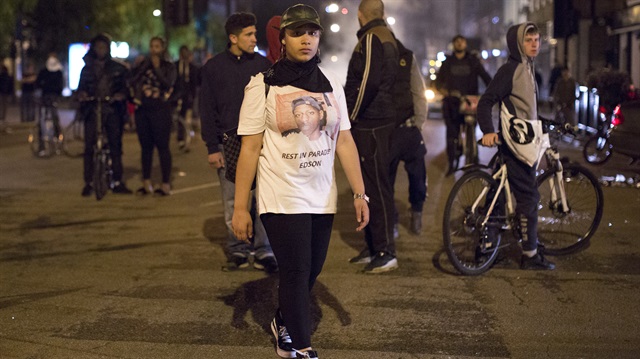 Göstericinin tişörtünde fotoğrafı yer alan Da Costa, 15 Haziran'da Londra'nın doğusunda aracının içinde gözaltına alınmıştı. Polisin, gözaltı sırasında güç ve gaz kullandığı tespit edilmişti.