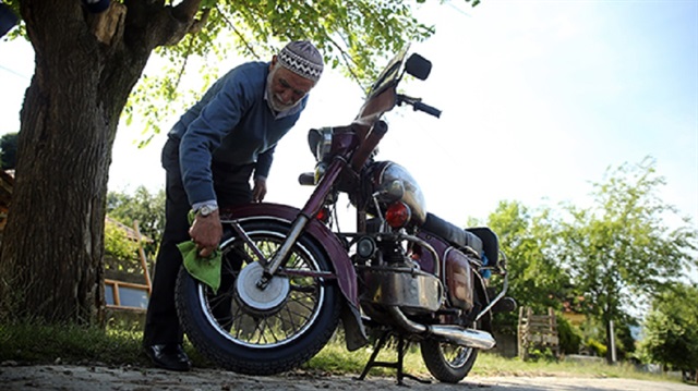 Hüseyin Erdem, 1970 yılında aldığı JAWA marka motosikletini yanından hiç ayırmıyor. 