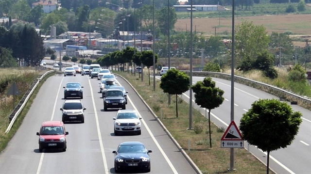 Bayram tatili dönüşü İstanbul'un bazı noktalarında trafik yoğunluğu yaşanıyor.