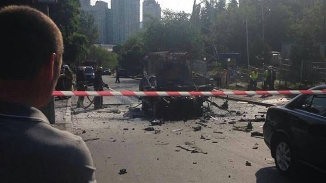 Ukrayna'nın başkenti Kiev'de yol üzerinde patlayan ara hale geldi.