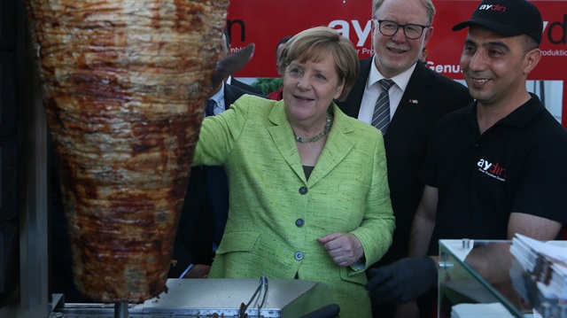 Almanya Başbakanı Merkel dönerin başına geçti. 