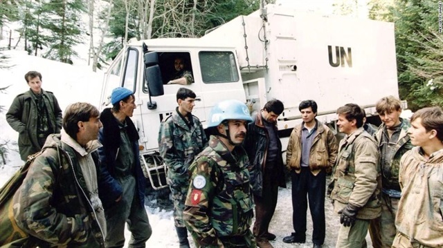 Hollanda askerleri Srebrenitsa'da yaşanan soykırıma seyirci kaldı.