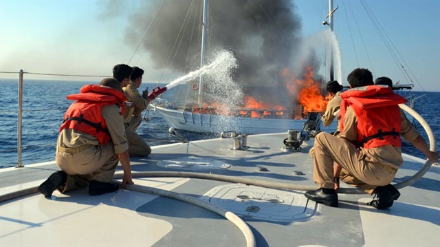 Yangına Türk sahil güvenlik ekipleri müdahale etti.
