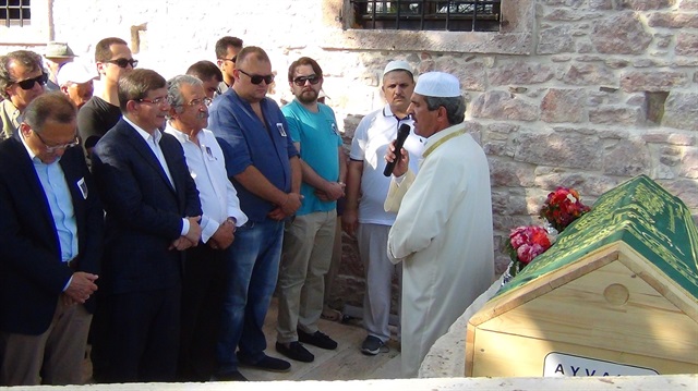 Davutoğlu, 84 yaşında hayatını kaybeden kuzeni Mehmet Nurullahoğlu'nun Balıkesir'in Ayvalık ilçesindeki cenaze törenine katıldı