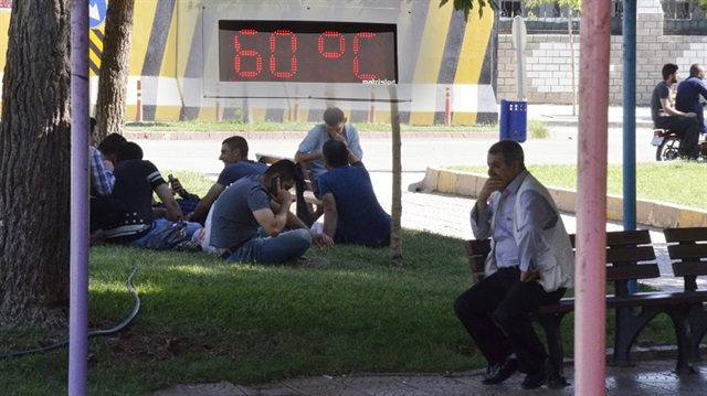 Siverek ilçesi Mustafa Remzi Bucak Bulvarı’nda bulunan termometre saat 12.00’de güneşteki sıcaklığı 41 derece olarak ölçerken, saat 16.00 sularında 60 dereceyi gösterdi.