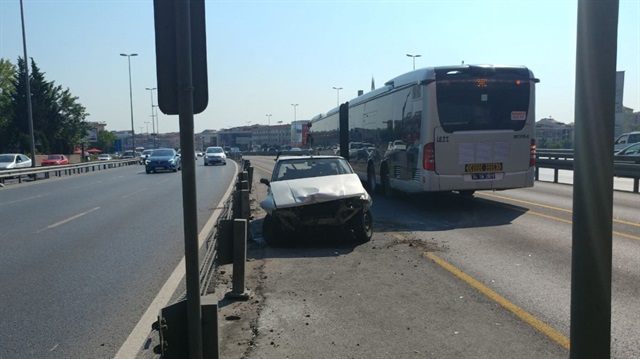 Kaza yapan bir aracın metrobüs yolunda terk edilmiş halde bırakılması ilginç görüntülere sahne oldu. 