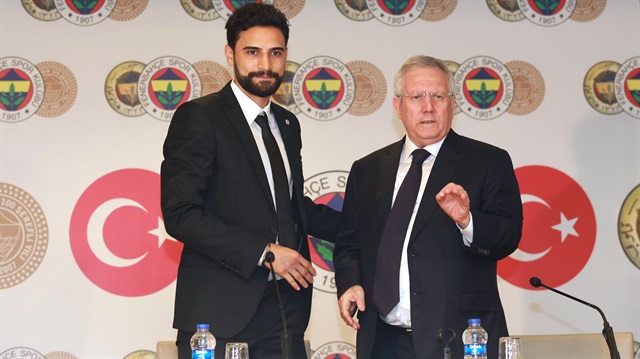 Mehmet Ekici imza töreninde neden takım elbise giydi?