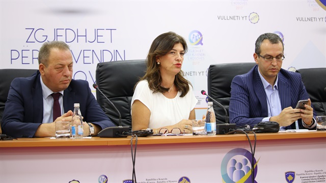 Kosova Merkez Seçim Komisyonu Başkanı Valdeta Daka sonuçları açıkladı