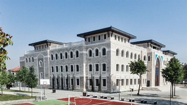 ​İstanbul Anadolu İmam Hatip Lisesi, tam puanla tercih yapan öğrencilere 300 lira burs verecek.