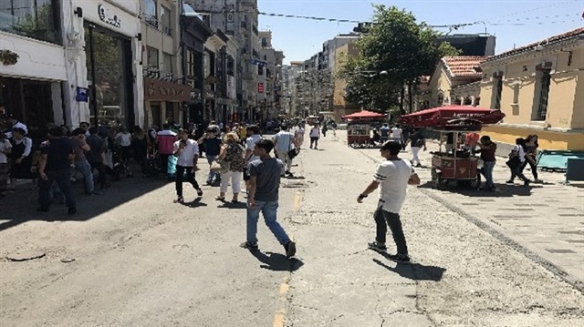 Taksim İstiklal Caddesi'nde aşırı sıcaklar nedeniyle gölgeden yürüyen vatandaşlar ilginç görüntüler oluşturdu. 