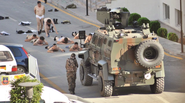 Jandarma Genel Komutanlığı’ndaki darbeciler, Özel Harekat polislerinin düzenlediği operasyonla yakalandı.