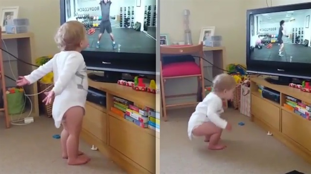 Sporcu ile birlikte fitness yapan bebek