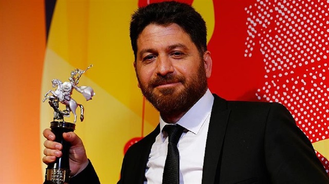 İstanbul Film Festivali’nde en iyi film dahil dört ödül alan Sarı Sıcak filminin yönetmeni Fikret Reyhan, "en iyi yönetmen" ödülüne layık görüldü.

