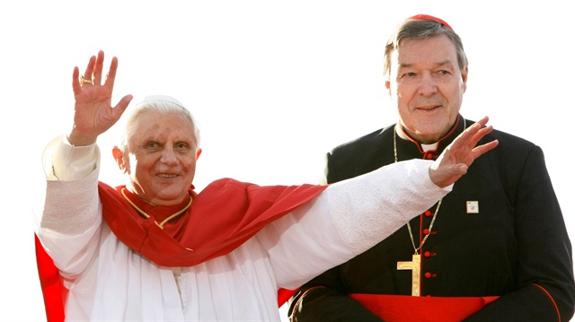 Vatikan Ekonomi Bakanı Kardinal George Pell (sağda) taciz ile suçlanıyor. 