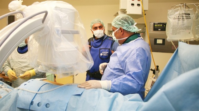 Ameliyat alanını endoskop denilen cihaz sayesinde kamera aracılığıyla büyütülmüş olarak görmesine olanak sağlayan tam kapalı bel fıtığı ameliyatı yaklaşık yarım santimlik bir kesi ile yapılıyor.