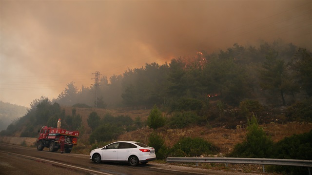 Menderes ilçesi Şaşal Mahallesi yakınlarındaki makilik alanda çıkan yangın ormana sıçradı.