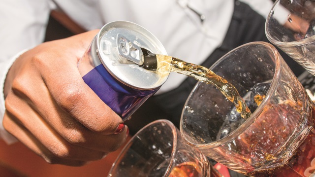 18 yaşından küçüklere enerji içeceklerinin satışına yasak getirildi. 