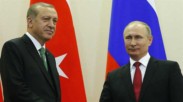 Russian President Vladimir Putin (R) meets with his Turkish counterpart Tayyip Erdoğan