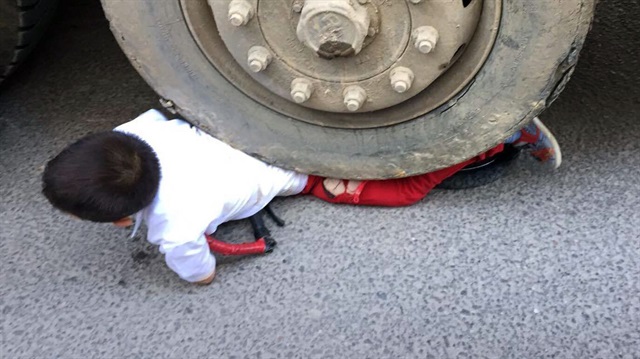 Tekerlek ile asfalt arasında sıkışan çocuk kurtarıldı. 
