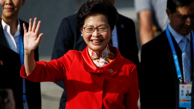 Carrie Lam, Çin Devlet Başkanı Şi Cinping'in huzurunda Pekin merkezi hükümeti ve Hong Kong halkına bağlılık yemini etti. 