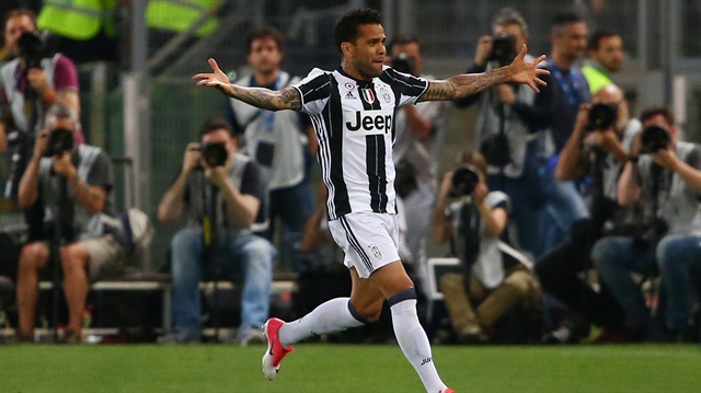 Alves, Juventus formasıyla çıktığı 33 resmi maçra 6 gol atarken 6 da asist kaydetti.