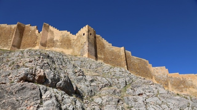 Sur yüksekliği 30 metreyi bulan kale, Türkiye'nin ve dünyanın sayılı kaleleri arasında yer alıyor.
