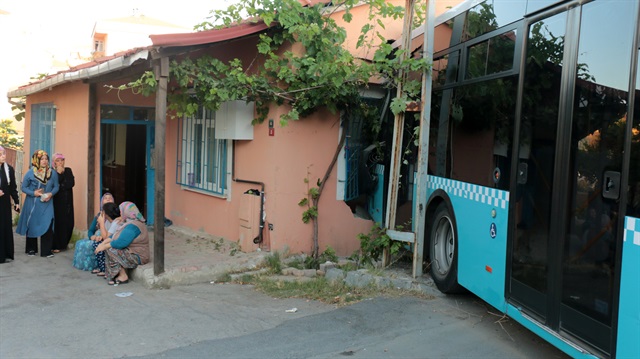 Halk otobüs evde çocukların uyuduğu odaya çarptı. 