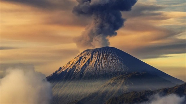 Endonezya’da yanardağ patladı: 10 yaralı