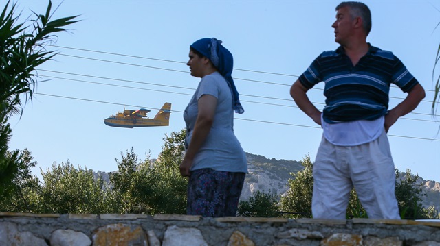 İzmir'in Karaburun ilçesi Mordoğan Mahallesi Manal Koyu'ndaki bozuk orman arazisinde henüz belirlenemeyen bir sebeple yangın çıktı. Orman Bölge Müdürlüğü'nden alınan bilgiye göre akşamüstü saatlerinde başlayan yangına ilk etapta 4 arazöz ve 3 helikopter ile müdahale ediliyor.