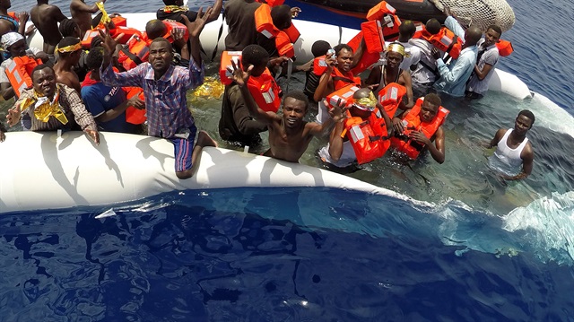 Dünyanın en büyük mülteci krizlerinden biri yaşanıyor, göçmenler Akdeniz üzerinden Avrupa'ya geçmek için uğraşıyor. 