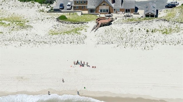 ABD'de New Jersey Valisi, kapattırdığı plajda ailesi ile birlikte güneşlendi.