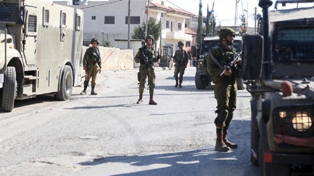 İsrail askerleri Filistinlileri gözaltına aldı.