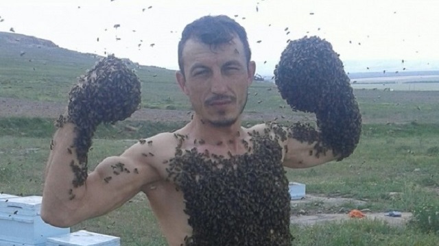 Arıcı İsa Süzer, arılar kendisini soksa da etkilenmediğini  söyledi. 