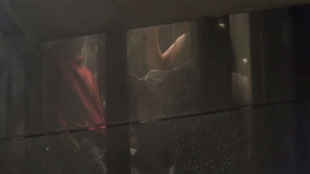 Asansörde mahsur kalan vatandaşlar, itfaiye ekiplerince kurtarıldı. 