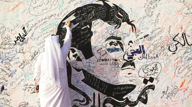Katarlılar Emir Şeyh Tamim'in Doha'daki duvar portesine duygu ve düşüncelerini yazdı.